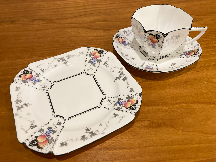 陶磁器「ティートリオ Queen Anne「Peaches and Grapes」 」