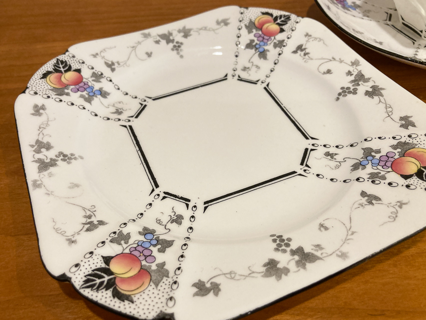 陶磁器「ティートリオ Queen Anne「Peaches and Grapes」 」